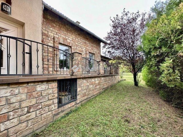 Eladó családi ház, Pécsett 280 M Ft, 9 szobás