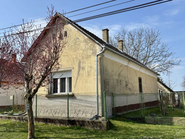 Eladó családi ház, Holládon 24.9 M Ft, 2 szobás