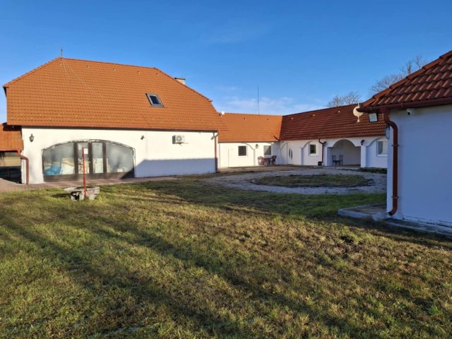 Eladó hotel, Hegyeshalomban 250 M Ft, 16 szobás