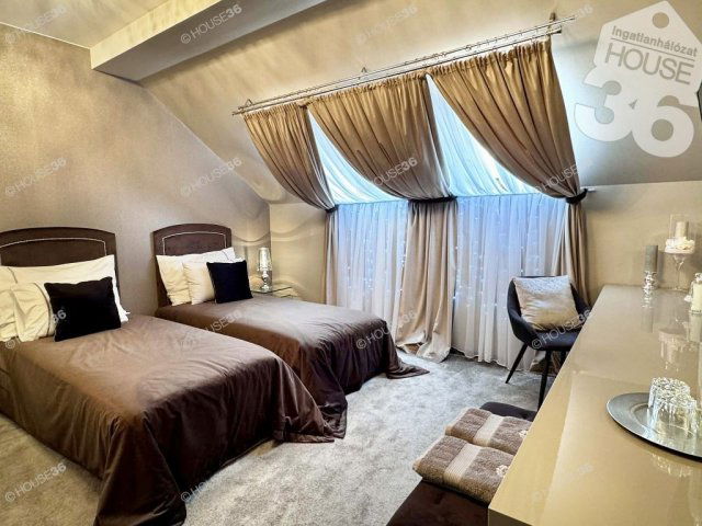 Eladó családi ház, Kecskeméten 420 M Ft, 9 szobás