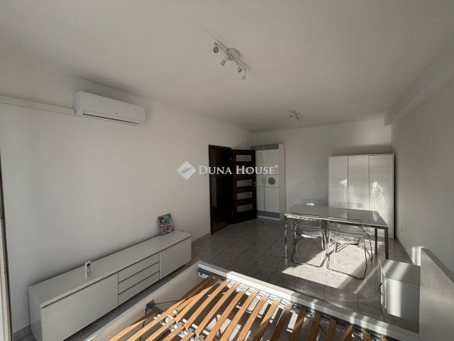 Eladó panellakás, Budapesten, III. kerületben 71.9 M Ft