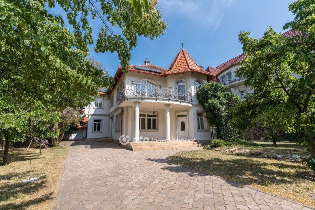 Eladó családi ház, Debrecenben 450 M Ft, 9+4 szobás