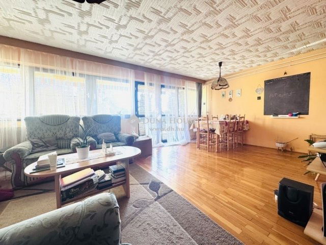 Eladó sorház, Komlón 59.99 M Ft, 7 szobás / költözzbe.hu