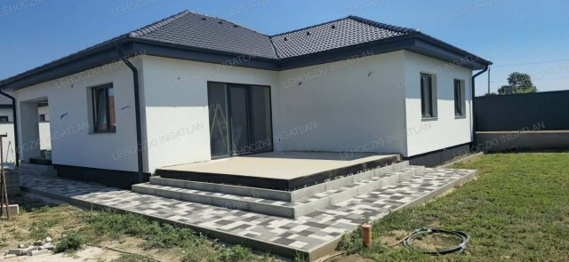 Eladó ikerház, Nyíregyházán 99.99 M Ft, 5 szobás