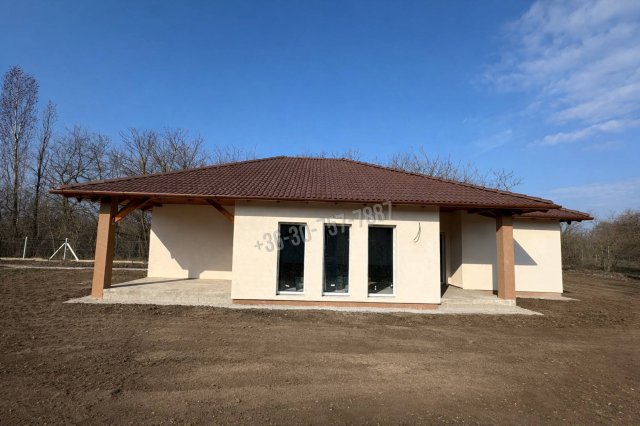 Eladó családi ház, Kiskunlacházán 92.9 M Ft, 4 szobás