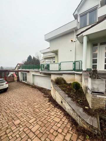 Eladó családi ház, Szentendrén 229.9 M Ft, 9 szobás