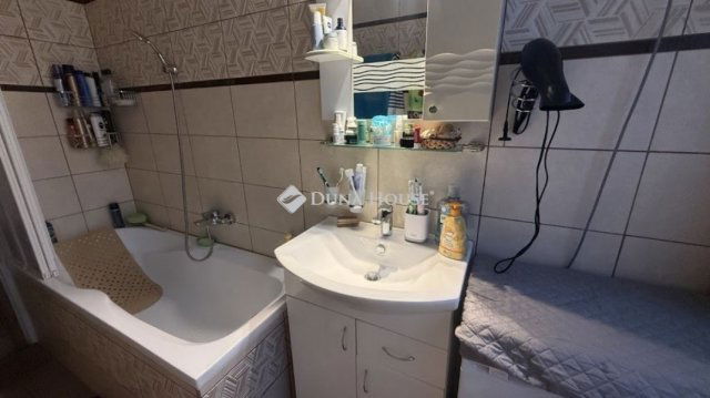 Eladó téglalakás, Szombathelyen 59.5 M Ft, 2+2 szobás