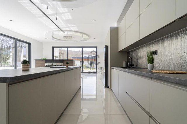 Eladó családi ház, Mogyoródon 550 M Ft, 7 szobás