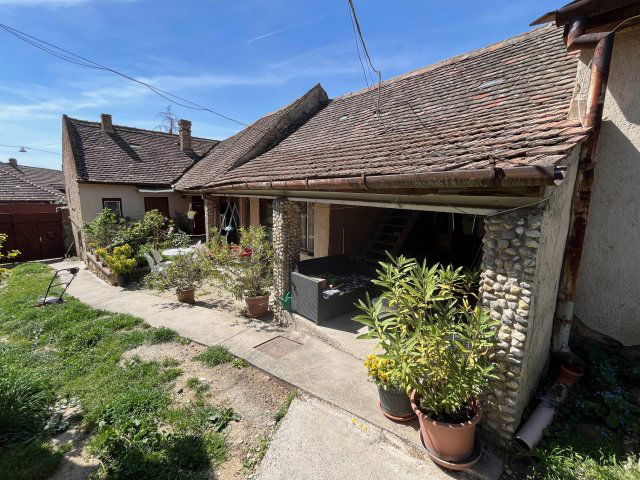 Eladó családi ház, Pécsett 35.9 M Ft, 4 szobás