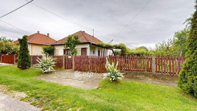 Eladó családi ház, Mérán 19.5 M Ft, 2 szobás