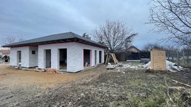 Eladó családi ház, Nyúlon 124.9 M Ft, 5 szobás