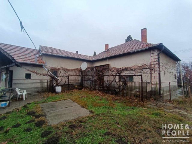Eladó családi ház, Bakson 8.99 M Ft, 3+1 szobás