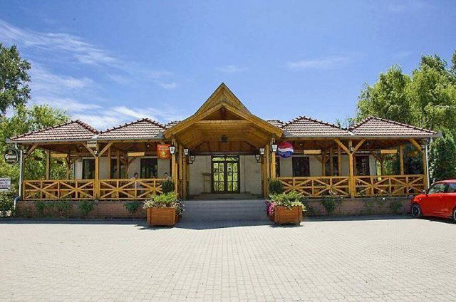Eladó családi ház, Szalkszentmártonon 158 M Ft, 10 szobás