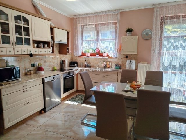 Eladó téglalakás, Székesfehérvárott 108 M Ft, 3 szobás