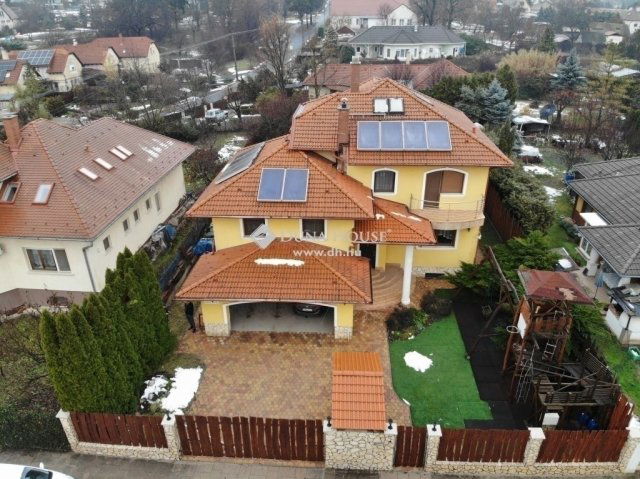 Eladó családi ház, Kerepesen 370 M Ft, 8 szobás