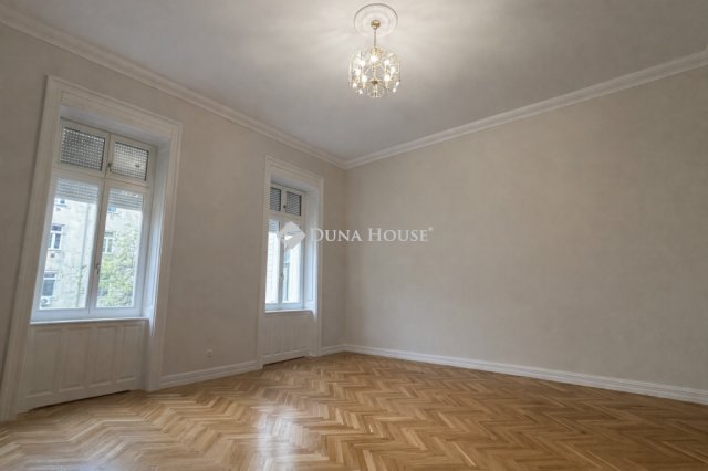 Eladó téglalakás, Budapesten, V. kerületben, Honvéd utcában