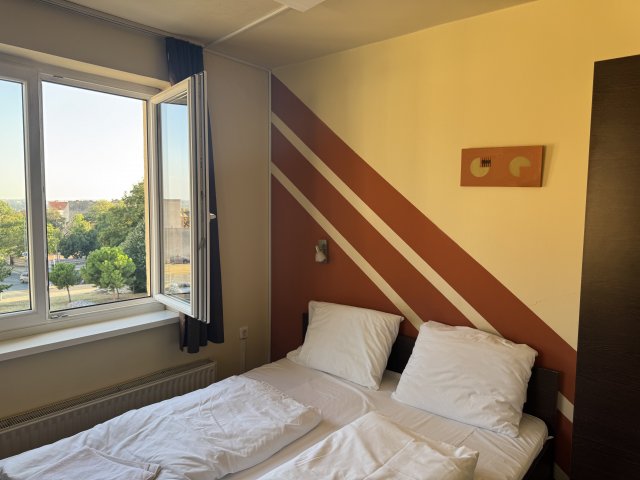 Eladó hotel, Pécsett, Felsőhavi utcában 300 M Ft, 14 szobás