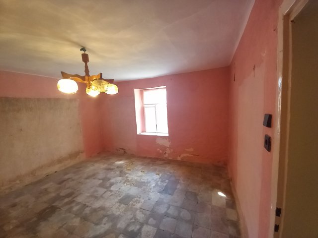 Eladó családi ház, Pécsett, Álmos utcában 18.99 M Ft, 1 szobás