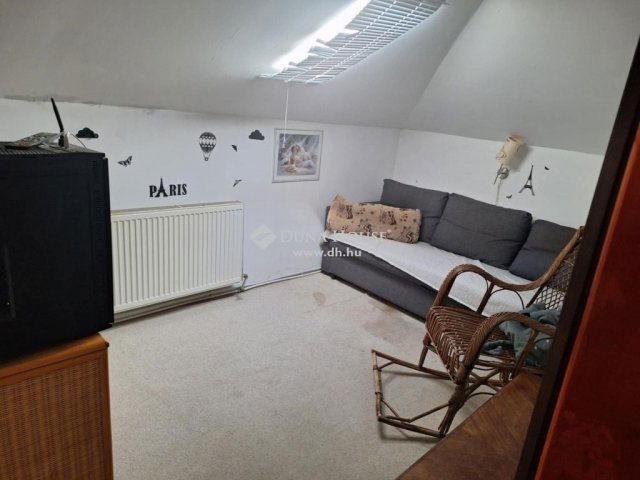 Eladó családi ház, Neszmélyen 65.9 M Ft, 8 szobás