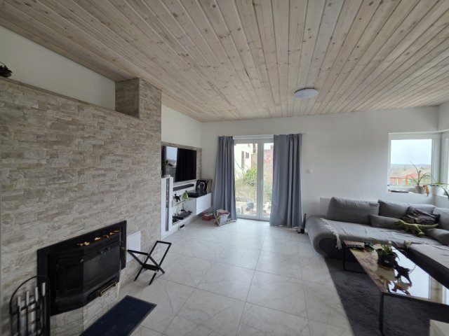 Eladó családi ház, Sukorón 149.9 M Ft, 2+2 szobás