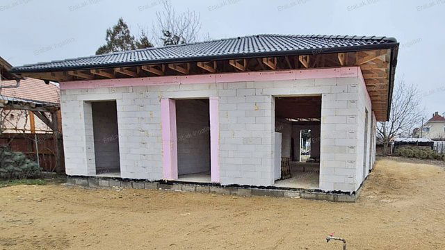 Eladó családi ház, Nyúlon 124.9 M Ft, 5 szobás