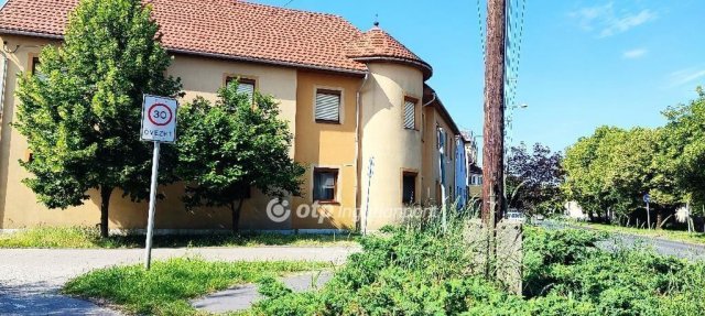 Eladó családi ház, Szegeden 299 M Ft, 10 szobás
