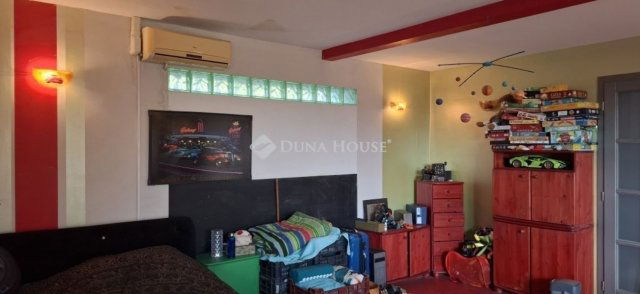 Eladó családi ház, Pécsett 115 M Ft, 4+1 szobás