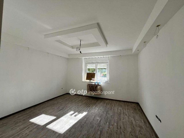 Eladó családi ház, Előszálláson 40 M Ft, 2 szobás
