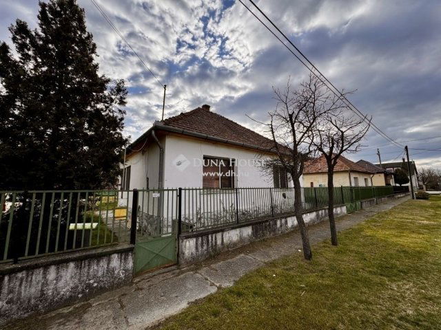 Eladó családi ház, Tápióságon 16 M Ft, 3 szobás