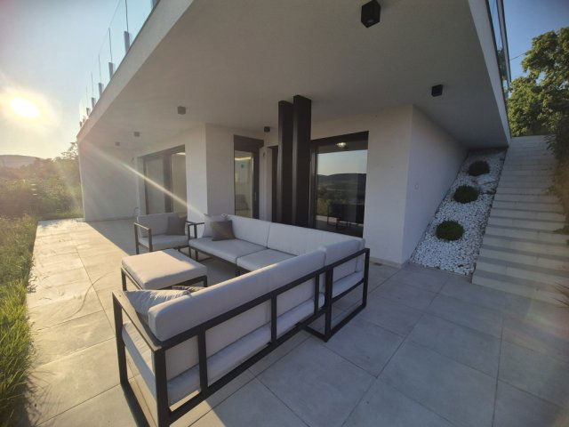 Eladó nyaraló, Szentendrén 350 M Ft, 5 szobás