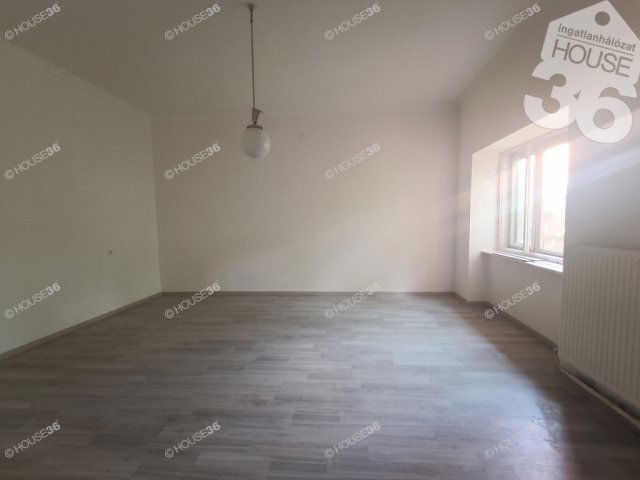 Eladó téglalakás, Kiskunfélegyházán 24 M Ft, 2 szobás