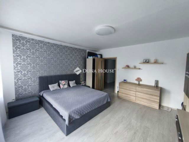 Eladó panellakás, Veszprémben 63.9 M Ft, 3 szobás