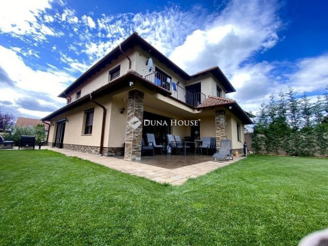 Eladó családi ház, Csömörön 299.9 M Ft, 7 szobás