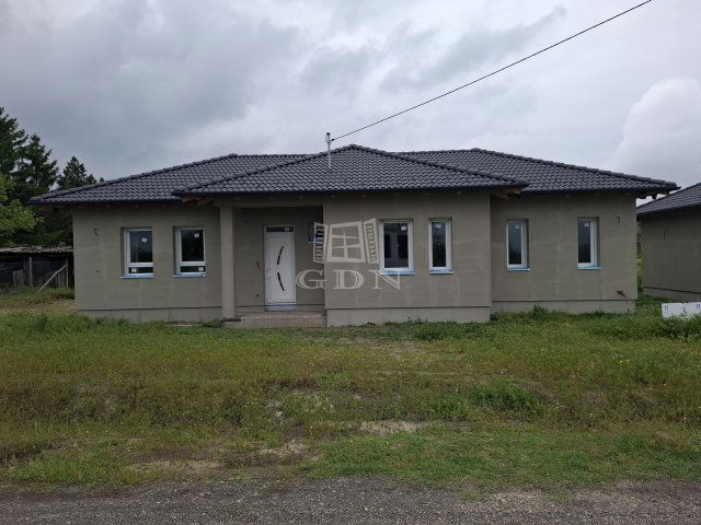 Eladó családi ház, Szigetbecsén 79.9 M Ft, 5 szobás