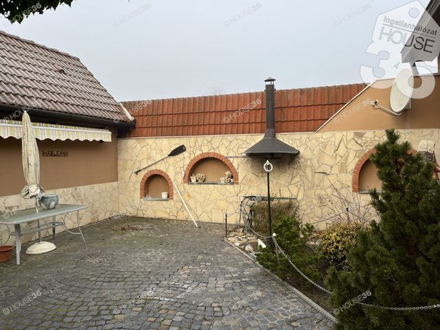 Eladó családi ház, Solton 69 M Ft, 7 szobás
