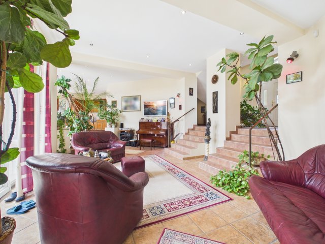 Eladó családi ház, Tahitótfalun 139.9 M Ft, 6 szobás