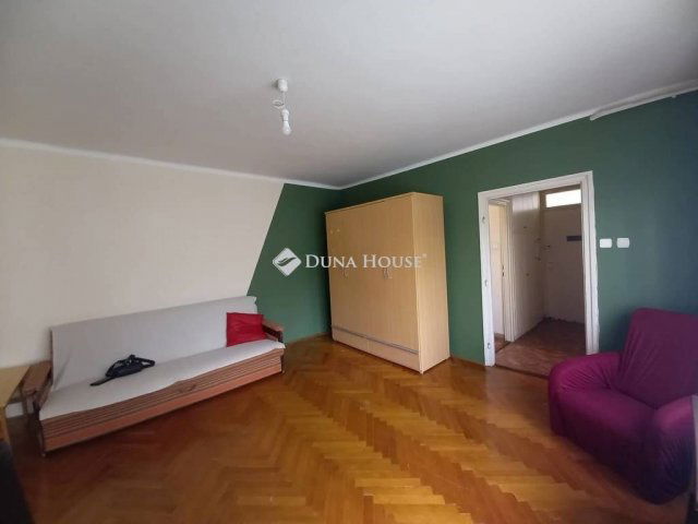 Kiadó téglalakás, albérlet, Pécsett 160 E Ft / hó, 2 szobás