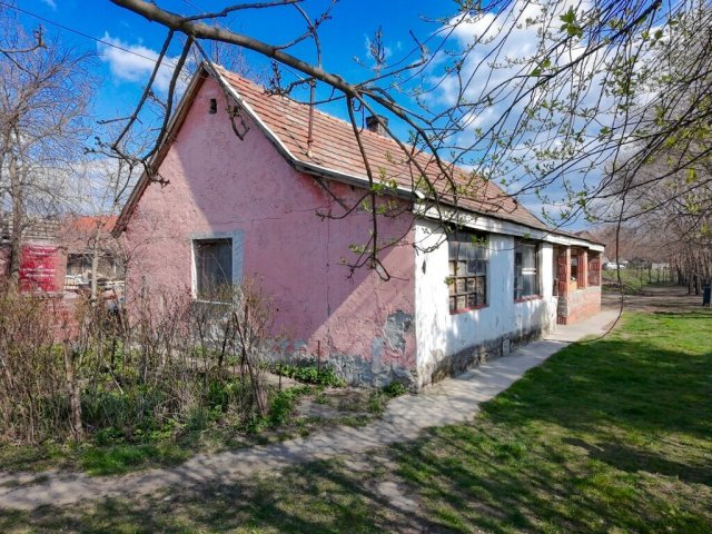 Eladó családi ház, Tasson 12 M Ft, 2 szobás