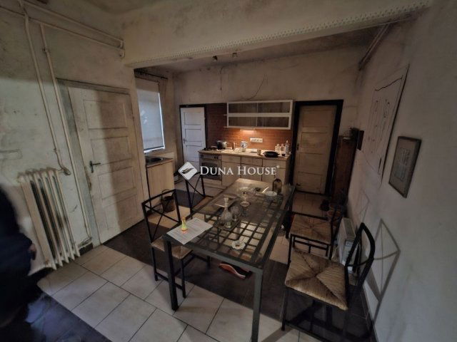 Eladó téglalakás, Pécsett 55 M Ft, 4 szobás