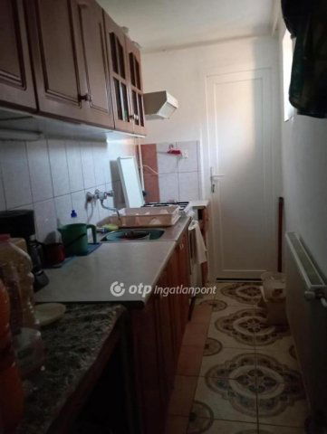 Eladó családi ház, Majson 20 M Ft, 2 szobás
