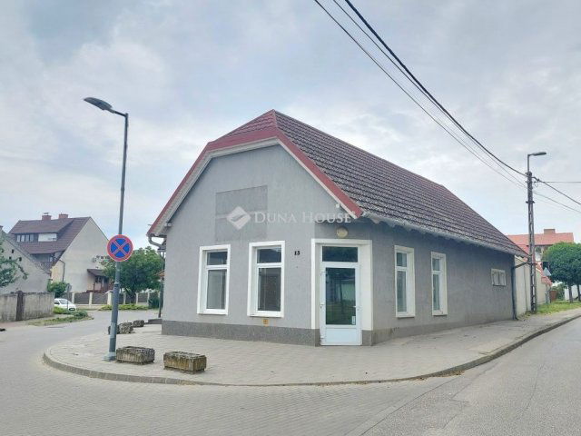 Eladó családi ház, Pakson 110 M Ft, 2 szobás