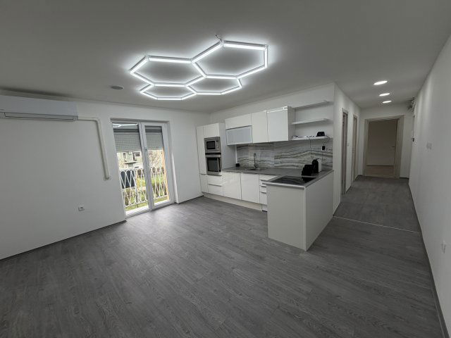 Eladó téglalakás, Komlón 42 M Ft, 3+1 szobás