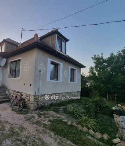 Eladó családi ház, Pápateszéren 28.99 M Ft, 4+1 szobás