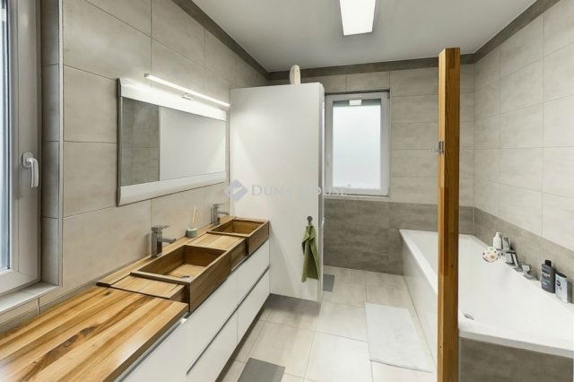 Eladó családi ház, Kecskeméten 89.5 M Ft, 4 szobás