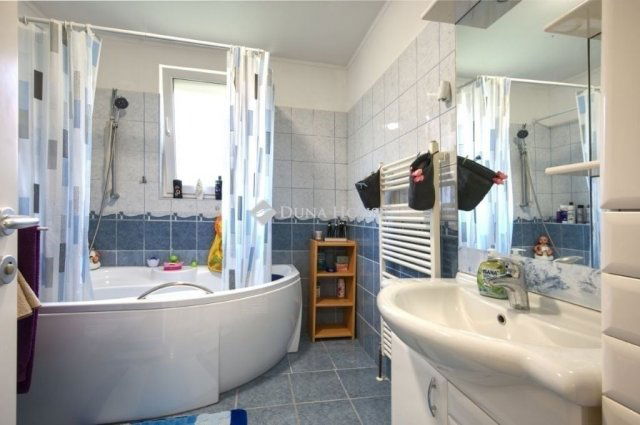 Eladó családi ház, Piliscsabán 164.9 M Ft, 7 szobás