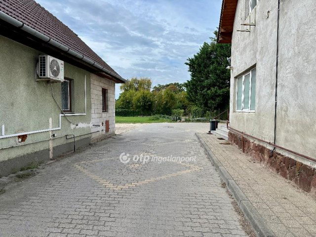 Eladó családi ház, Monoron 200 M Ft, 3 szobás