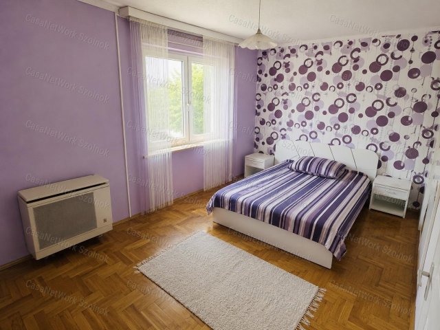 Eladó családi ház, Újszászon 37.9 M Ft, 3+2 szobás