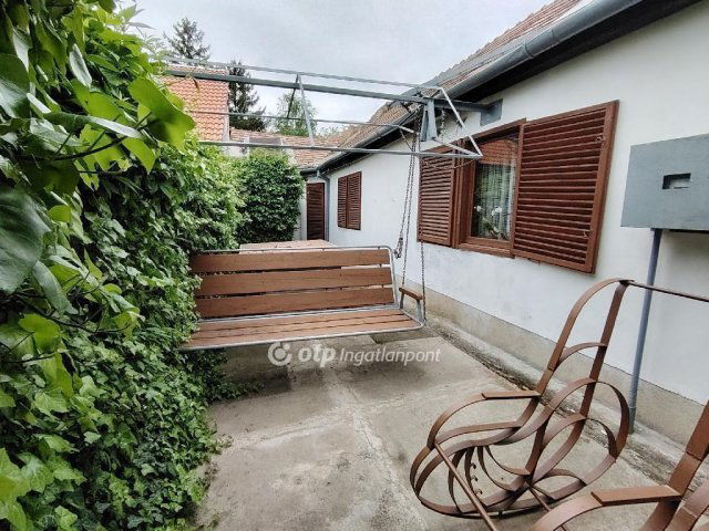 Eladó családi ház, Pécsett 38 M Ft, 3 szobás