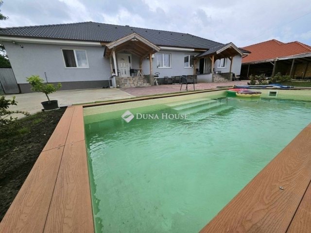 Eladó családi ház, Szadán 159 M Ft, 7 szobás