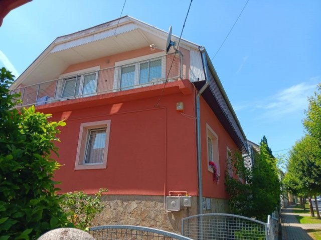 Eladó családi ház, Hévízen 155.5 M Ft, 8 szobás